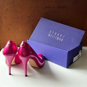 Stuart Weitzman Logoflame in fuchsia. Size 8. Slightly worn.